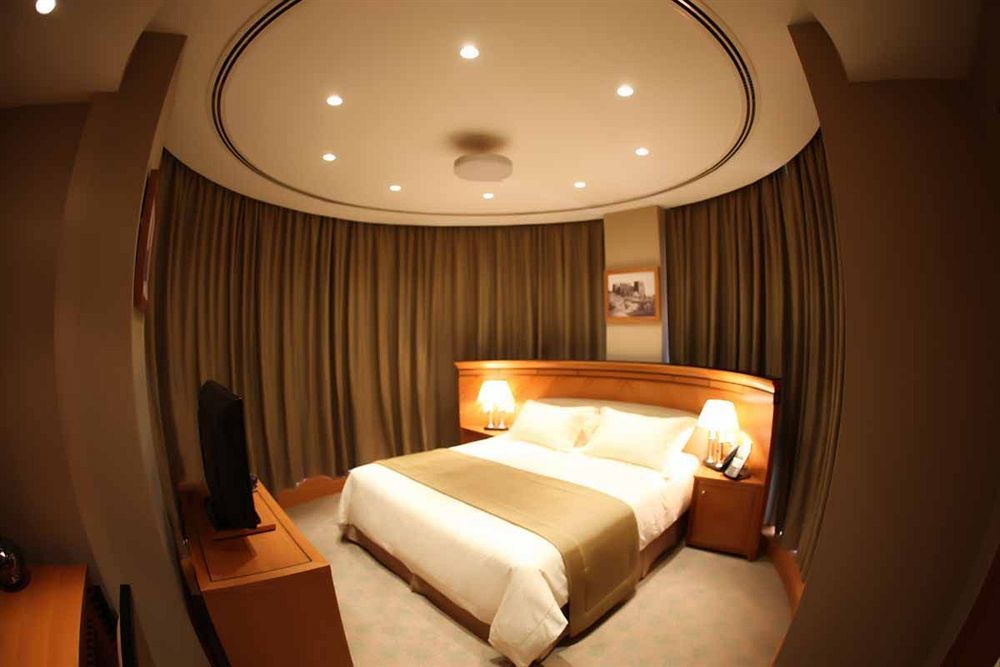 Wiseman Grand Hotel Doha Exterior photo A bedroom in a hotel